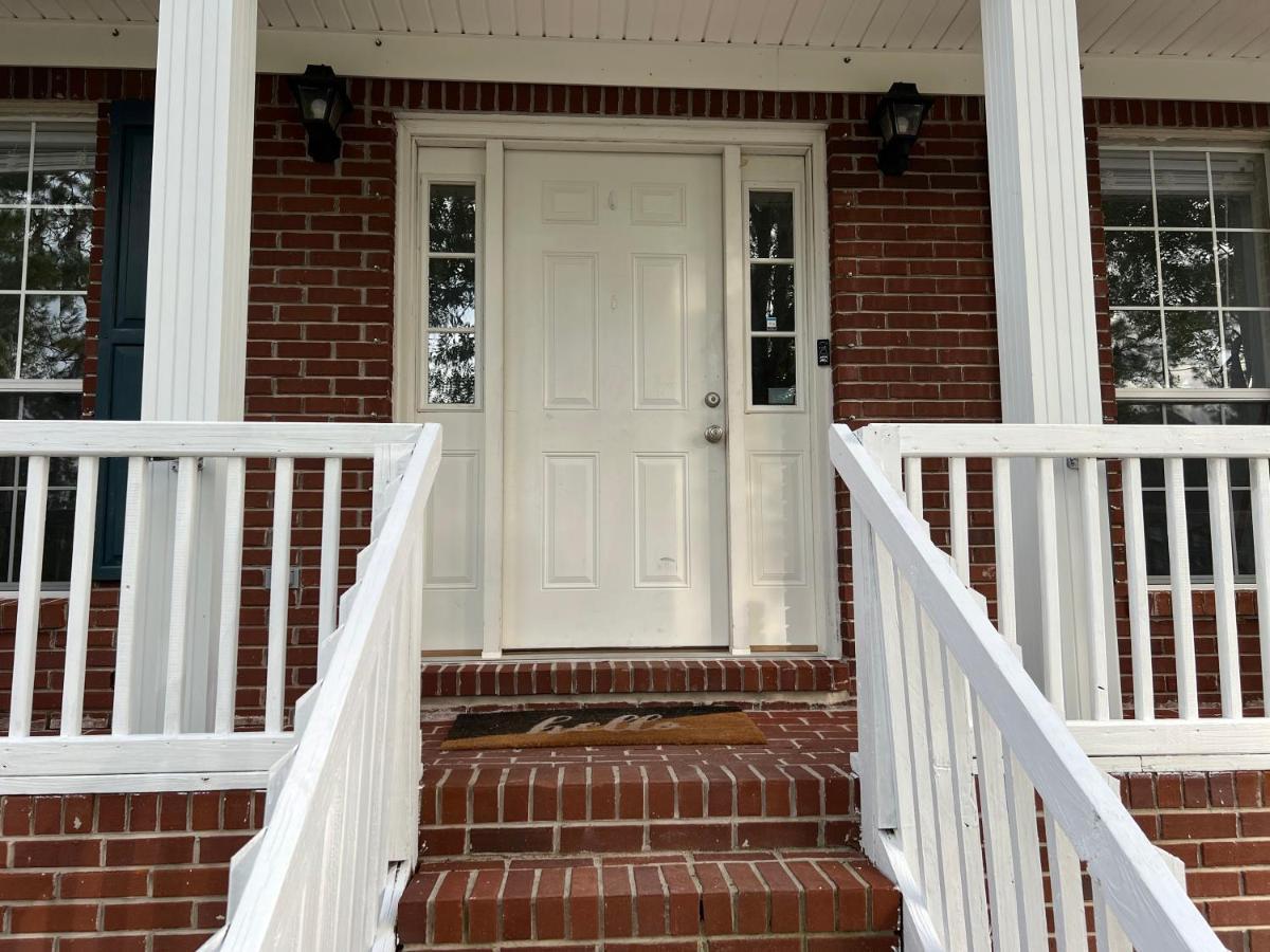 Waterfront Newly Renovated And Decorated 3brs